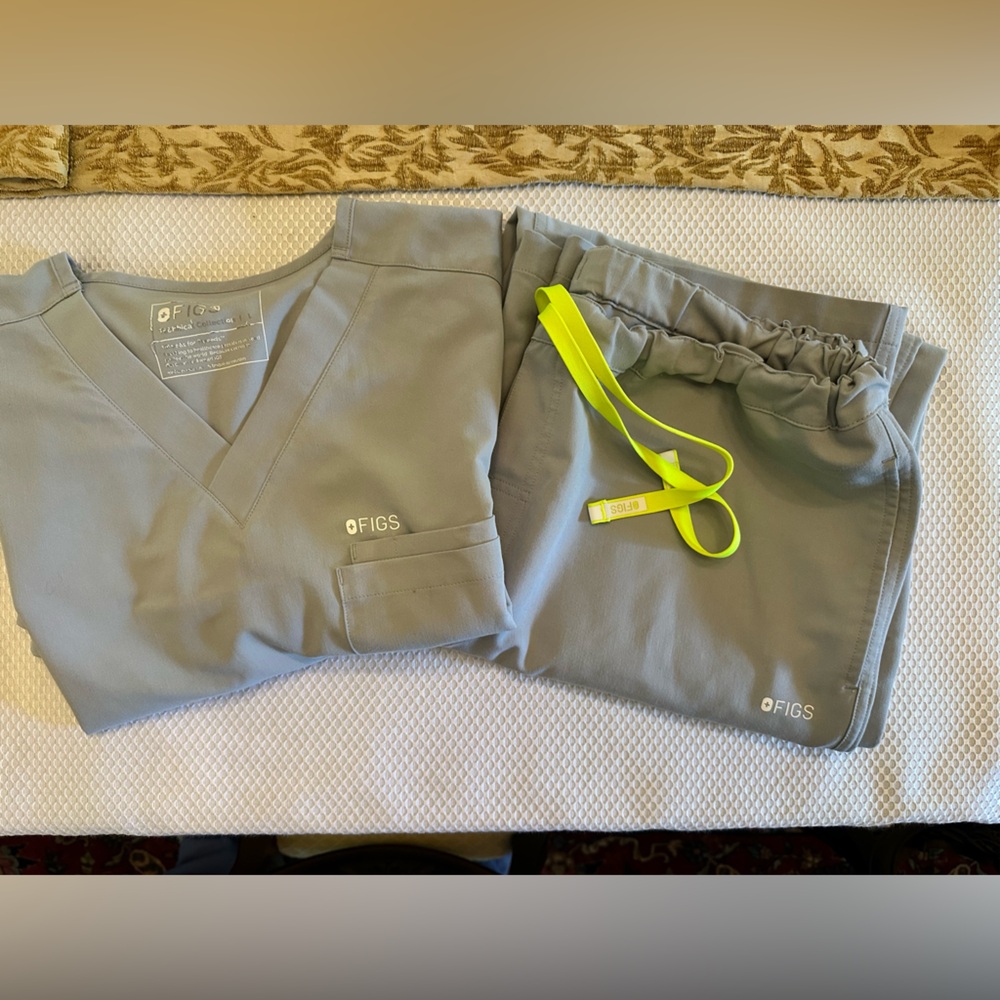 Figs Silver Arrows Set

Leon Top
Pisco Bottoms 
Both LARGE

Worn twice